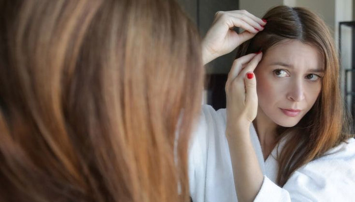 La comparsa di capelli bianchi può essere causata dallo stress?