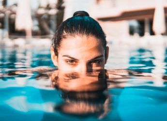 Il cloro contenuto nell’acqua delle piscine potrebbe essere una causa della caduta dei capelli?