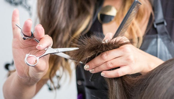 Tagliare i capelli è utile a rinforzarli?