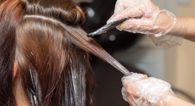 La tinta e la permanente possono far cadere i capelli?